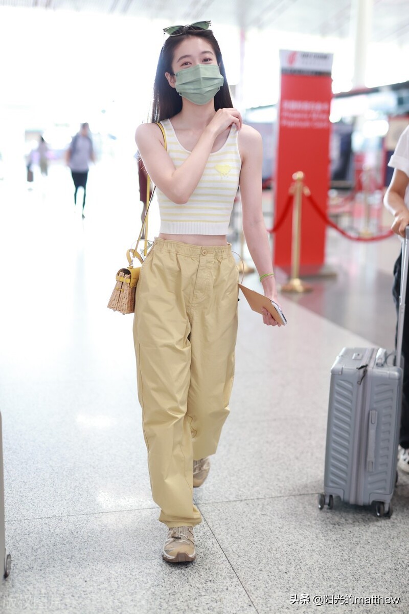 张雪迎清爽夏装现身机场，修身背心搭长裤身材苗条