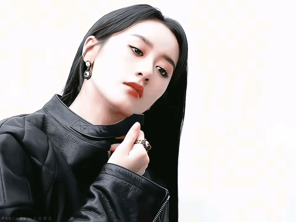 袁冰妍身穿纯黑，霸道气场全开