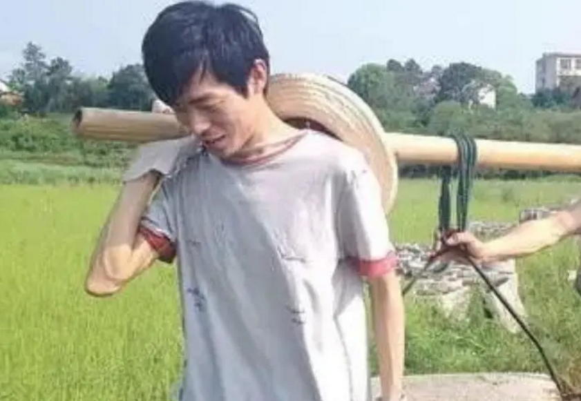 拒绝国外百万年薪，回国当村官月薪1450元，“耶鲁哥”现状如何？