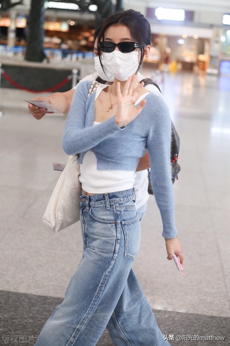 街拍：孙怡蓝色针织开衫+白色背心+阔腿牛仔裤简约随性