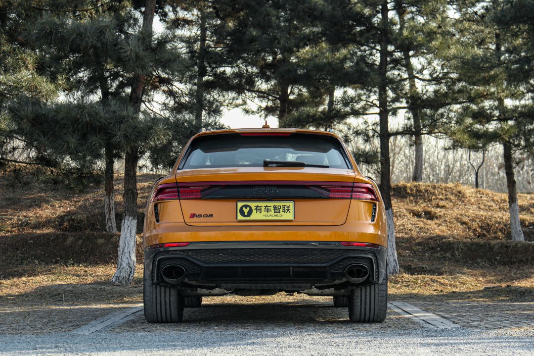 600马力V8加身 外表低调却是纽北最速SUV 奥迪RS Q8试驾与空间测评