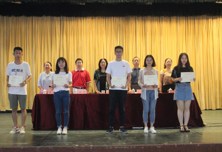 没有对比就没有伤害，大学生成为公务员，干8个月左右挣了5万多