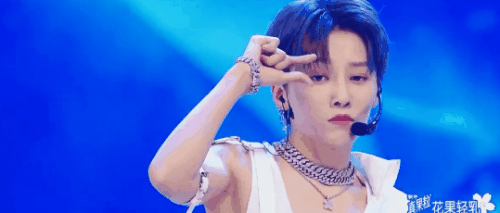 万茜嘟嘴，热巴、吴宣仪眨眼，女星油起来和男星简直不相上下