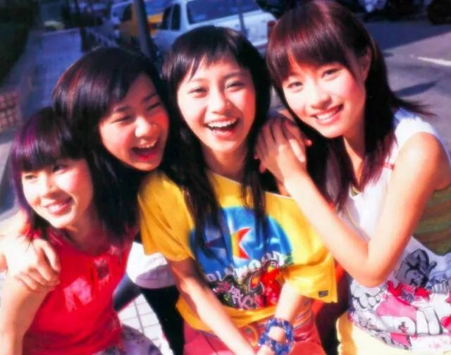 35岁歌手官宣三胎！巅峰期闪婚嫁初恋，神仙爱情感动网友：要幸福