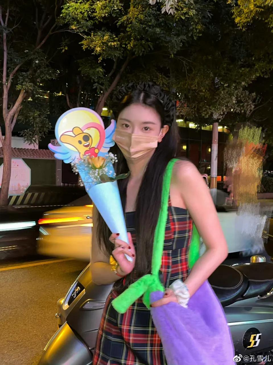 孔雪儿遛弯被送七夕鲜花