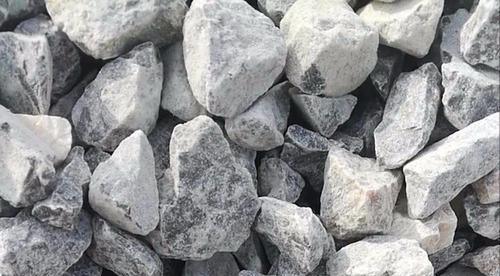 小伙山洞发现血色河流，吓得屁滚尿流，这血色到底是怎么回事？