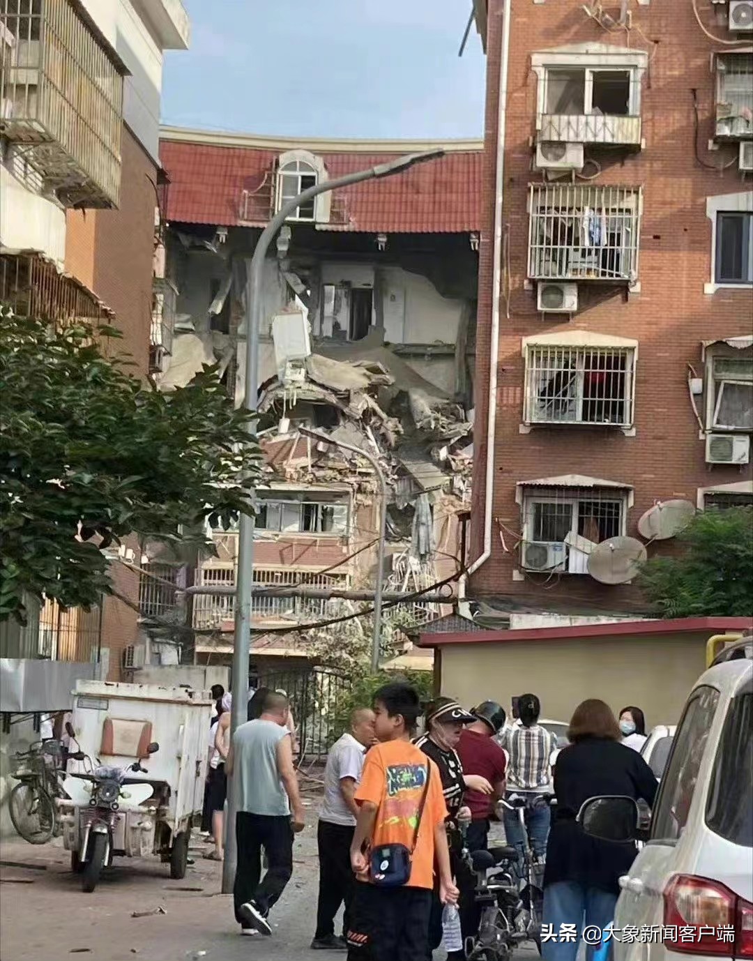 天津北辰区一小区发生爆炸事故，居民：听到很大爆炸声，看到3号楼体出现坍塌