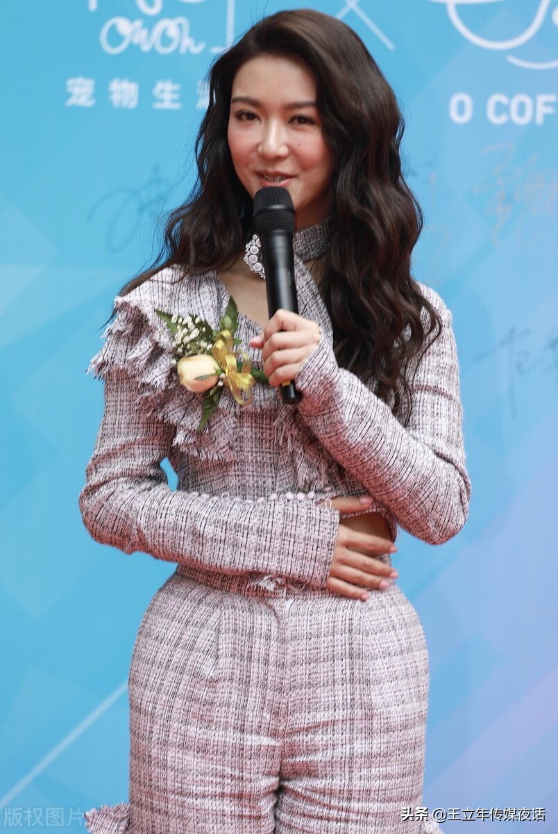 薛凯琪《乘风破浪》录制，明媚大眼清新可爱风