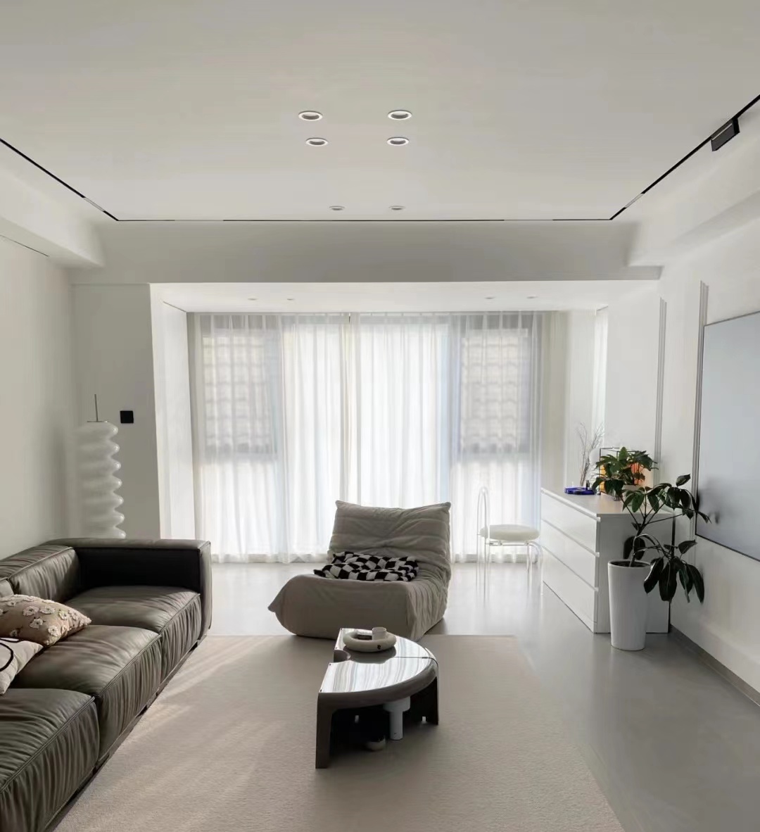 全靠自己琢磨的120㎡，装修上虽不高级但胜在实用，氛围令人轻松