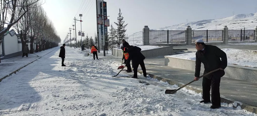 “浴雪”奋战！临潭县组织干部群众清扫降雪