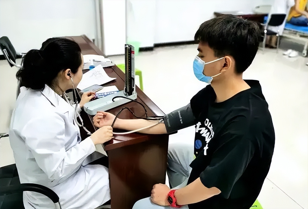 大学生参军好处再升级，可享受1.2万学费减免，考研党也沾光