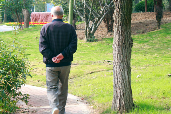 糖尿病人坚持走路，身体收获到了什么？提醒：正确走路需注意3点