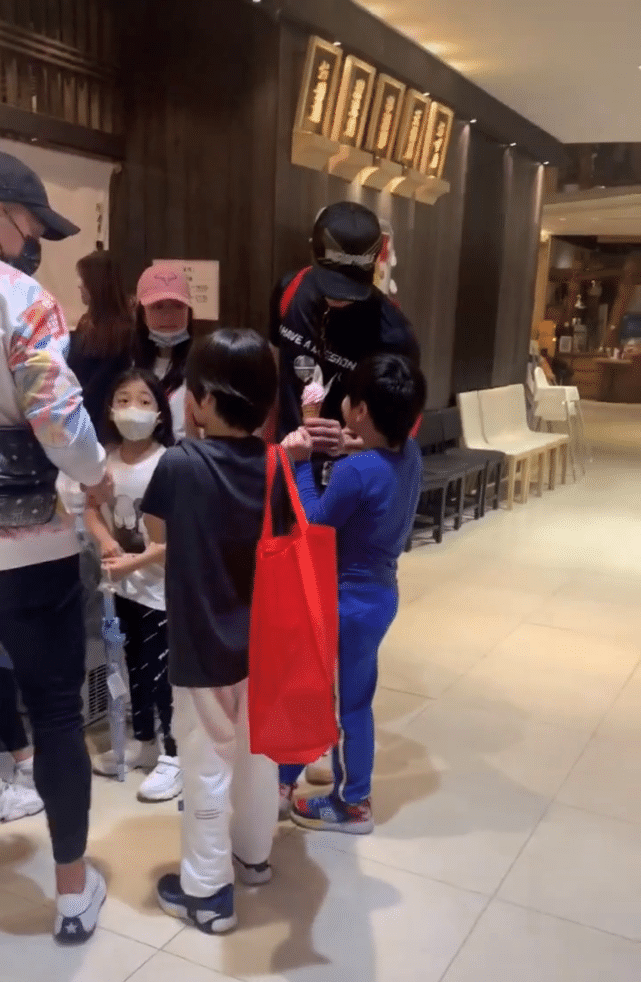 吴尊晒爸爸5重聚照，NeiNei小泡芙Jasper开心同框，等比例长大