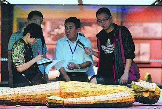 1999年一富商2万伪造金缕衣，故宫专家估价24亿，轻松骗走银行5亿