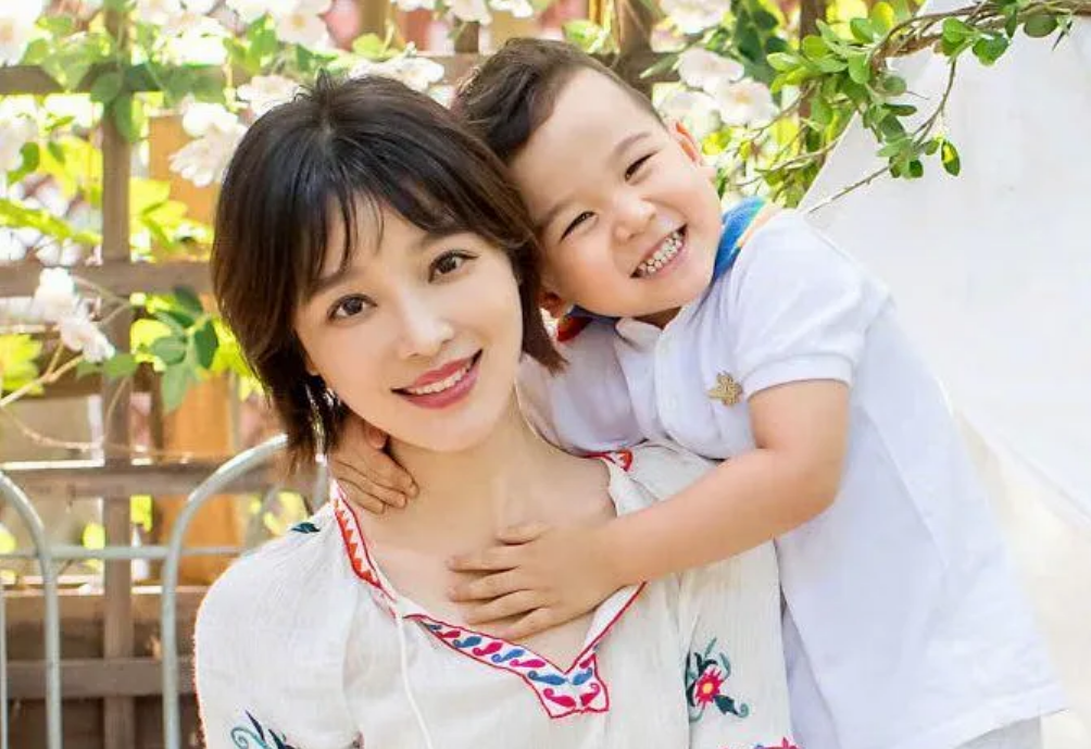 胡蝶：嫁导演陆川7年生2娃，独自产检、长期分居，却过得很幸福