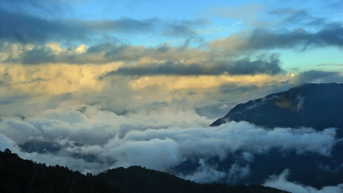 一朵云重达500吨，相当于近百头大象，可它为什么不会掉下来？