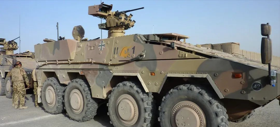 新型拳师犬履带版装甲车化身"变形金刚",可换20种模块扛120炮