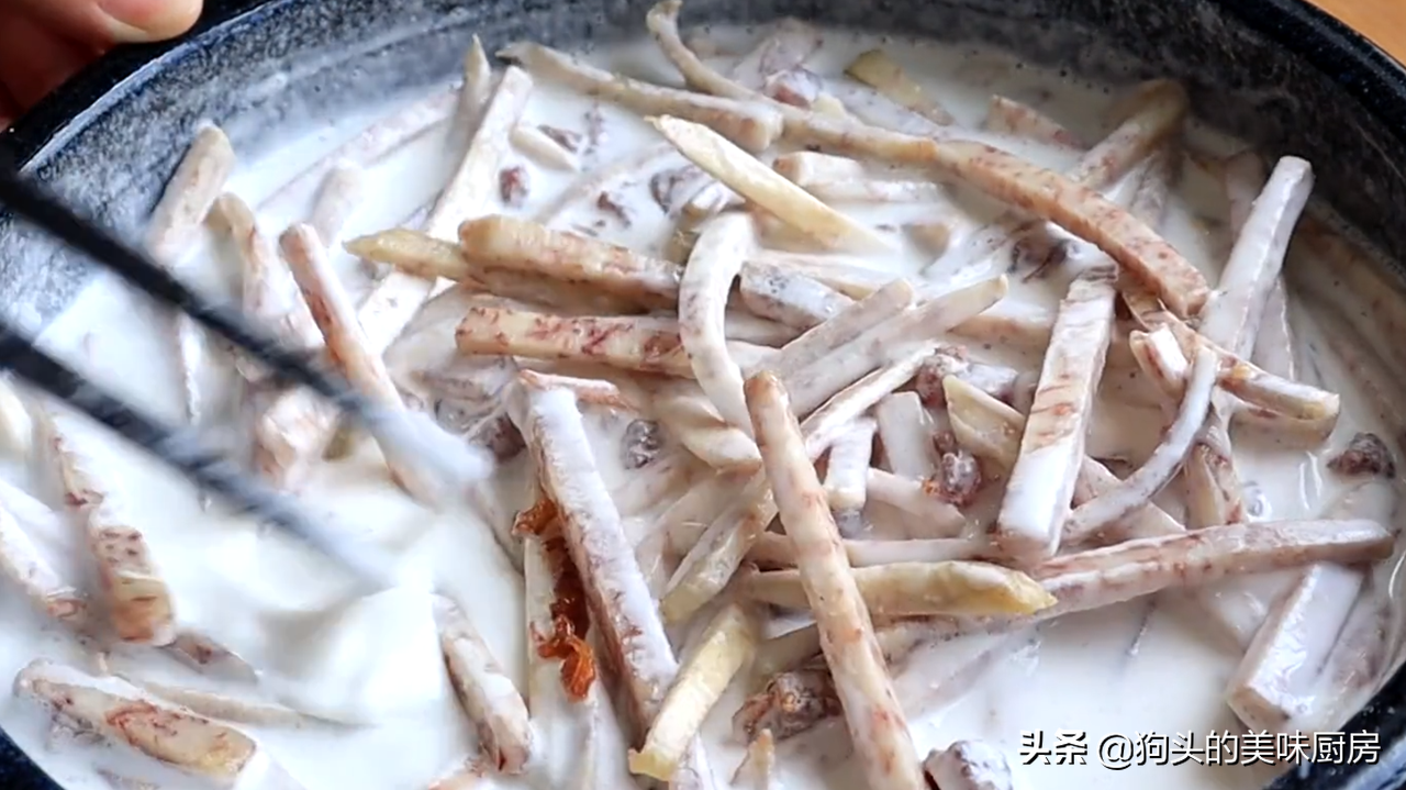 吃芋头的季节，我家经常这样做，咸香软糯做法简单，一大盘都吃光