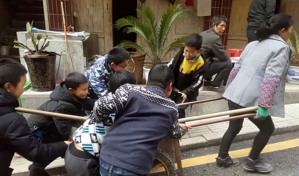 90年，江西高二女生帮助10岁陌生弟弟，27年后弟弟事业有成来报恩