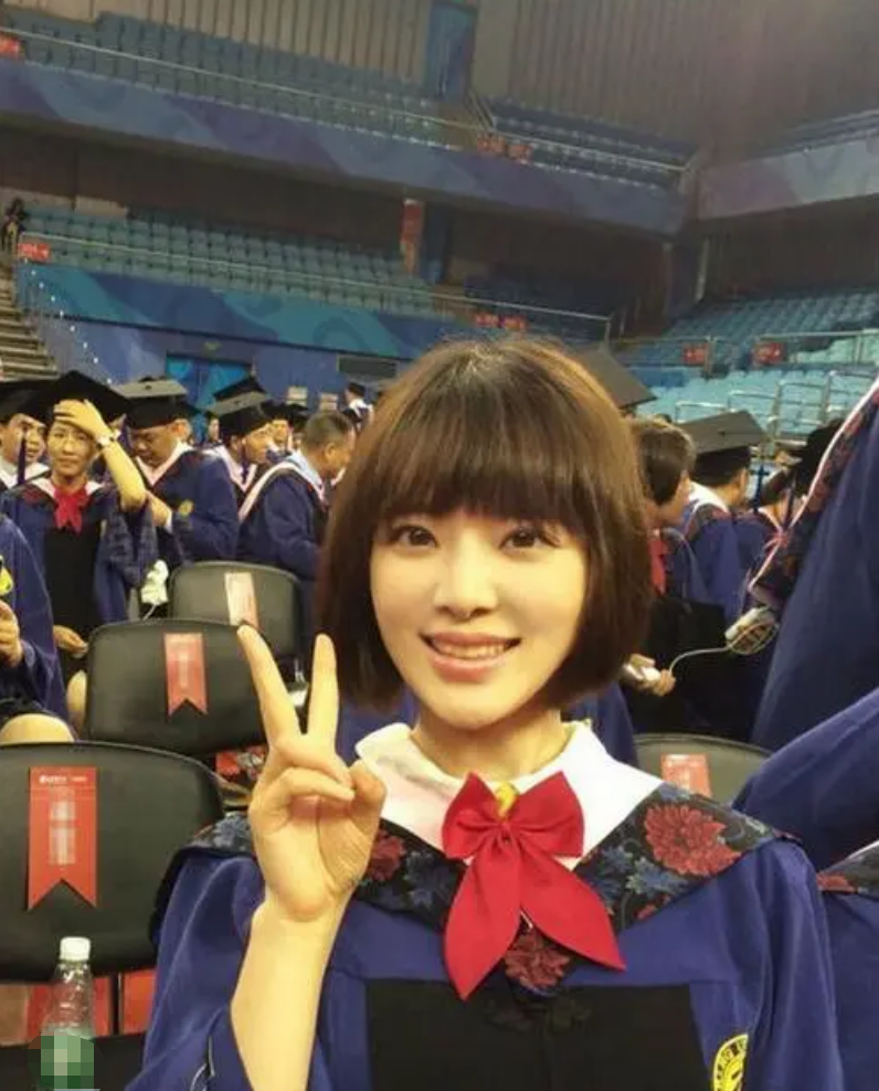 胡蝶：嫁导演陆川7年生2娃，独自产检、长期分居，却过得很幸福