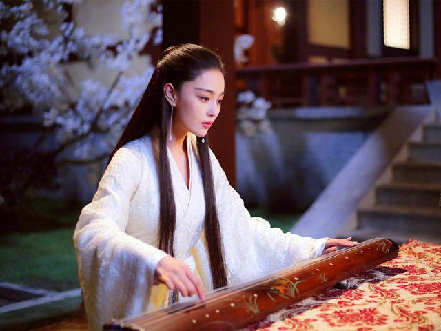 2022高考作文备考，优秀作文欣赏：《“蹲下去”和“站起来”》