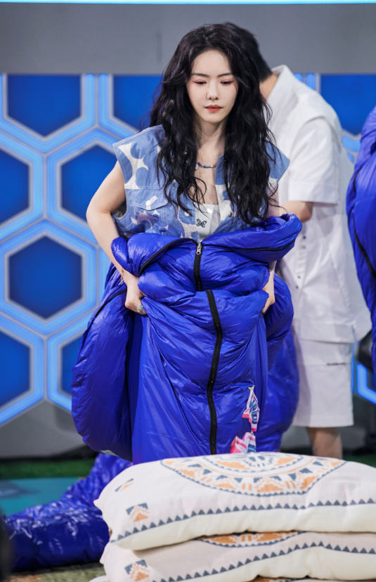 《你好星期六》露营，蔡文静把蓝天白云穿在了身上，清新凉爽