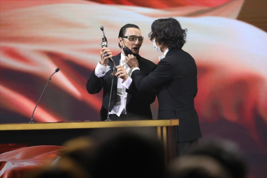 港媒直击85岁谢贤歪嘴拄拐杖，出动5人团队护驾，令人担忧其健康