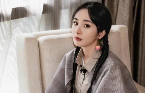 杨幂双尾麻花辫少女风—清新装扮，青春靓丽，俏皮灵动