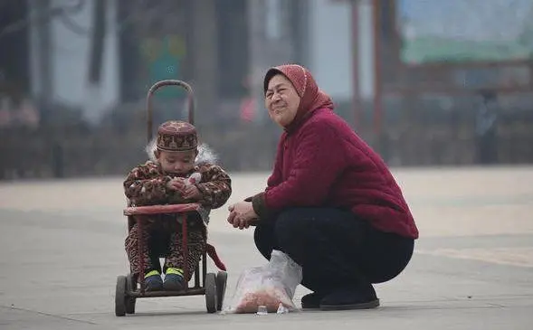 奶奶牌毛衣！奶奶为孙子织出14000元同款毛衣，网友：一模一样