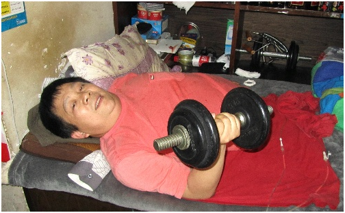 “半截人”彭水林：身体因车祸只剩78厘米，“重生”后回报社会