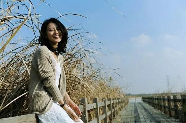 大妈一连摊3个煎饼，手法特殊让女孩质疑身份，大妈的话意味深长