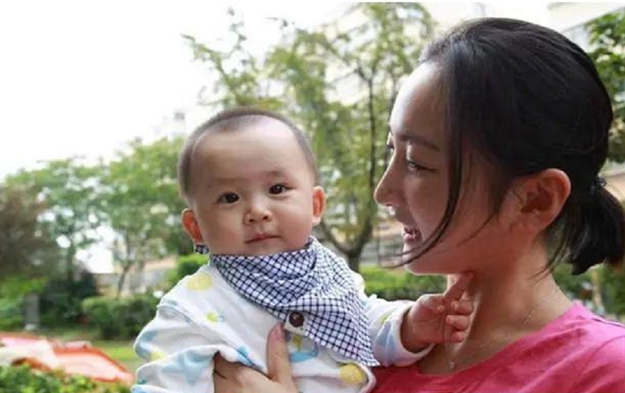 同班同学，一个25岁生娃，一个35岁生娃，10年后完全是两种生活