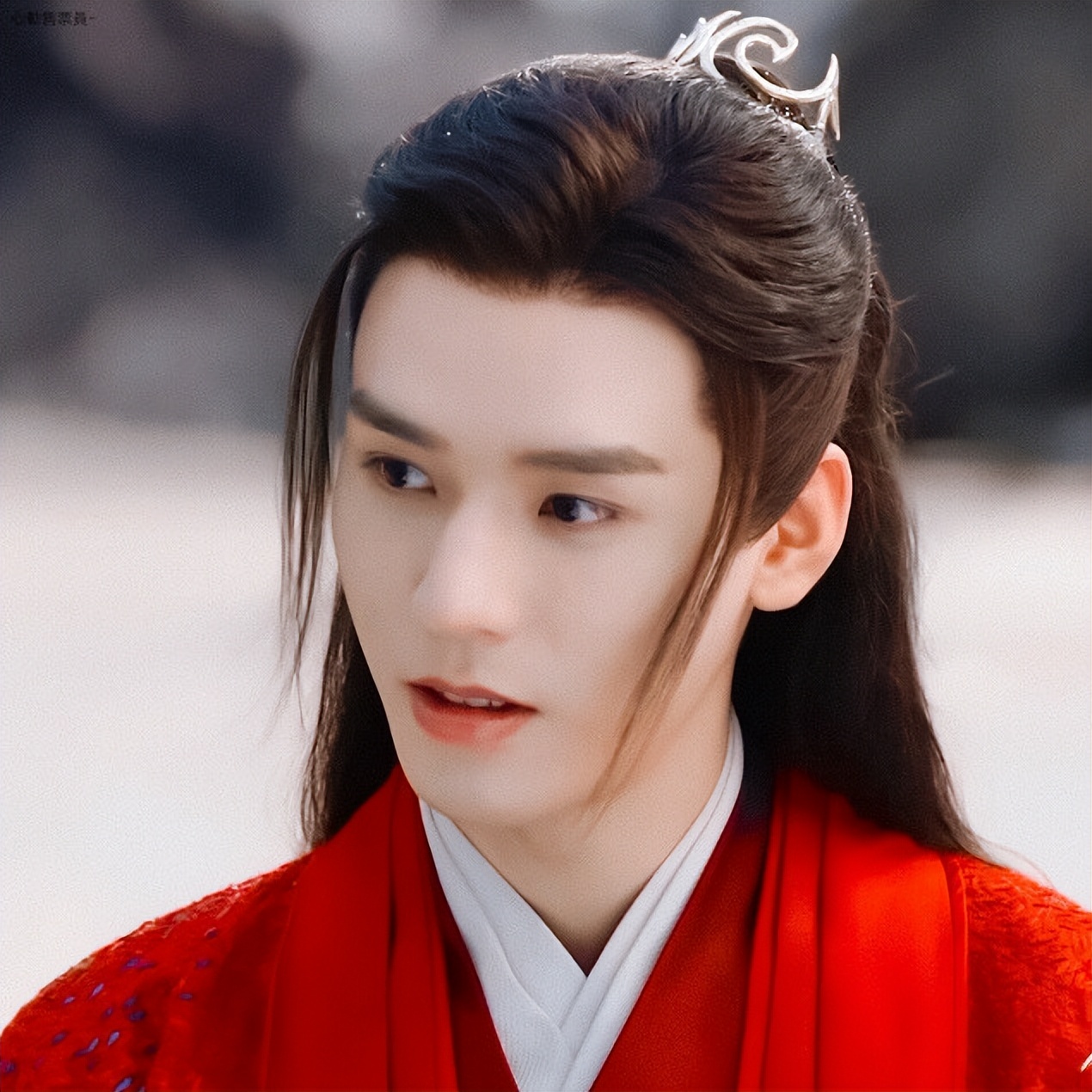 “龙须刘海”不要轻易尝试！有人仙气十足，有人酷似蟑螂精