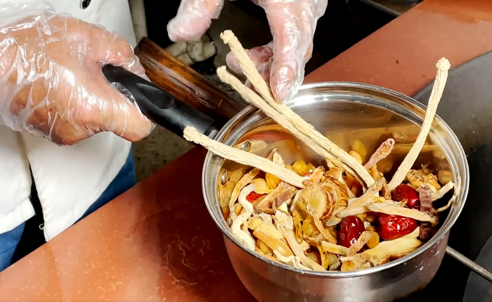 广西玉林祖传手艺做美食，100元一斤还限量，3年挣了500万
