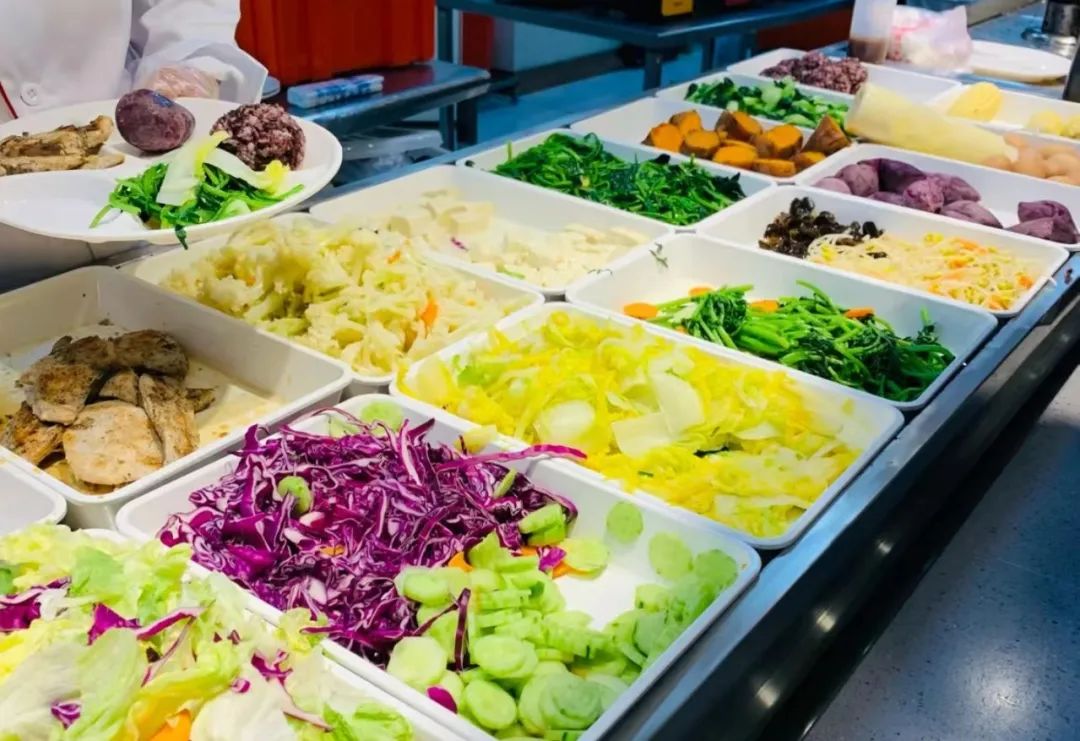 “轻食”风吹进大学食堂……轻食是否会在高校食堂占据一席之地？