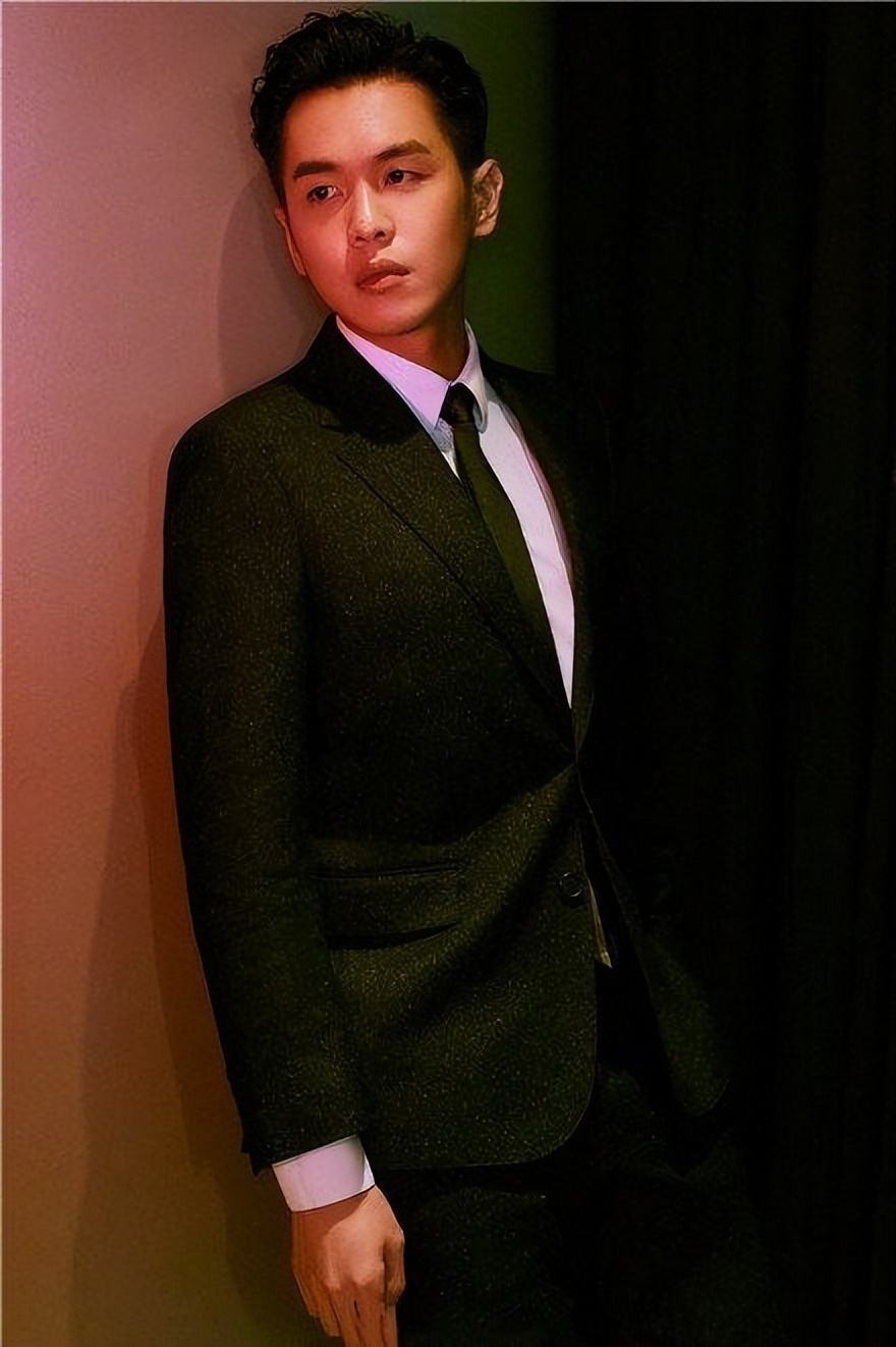 穿西装好看的男星只服这16位,个个英俊潇洒,妥妥的男神范
