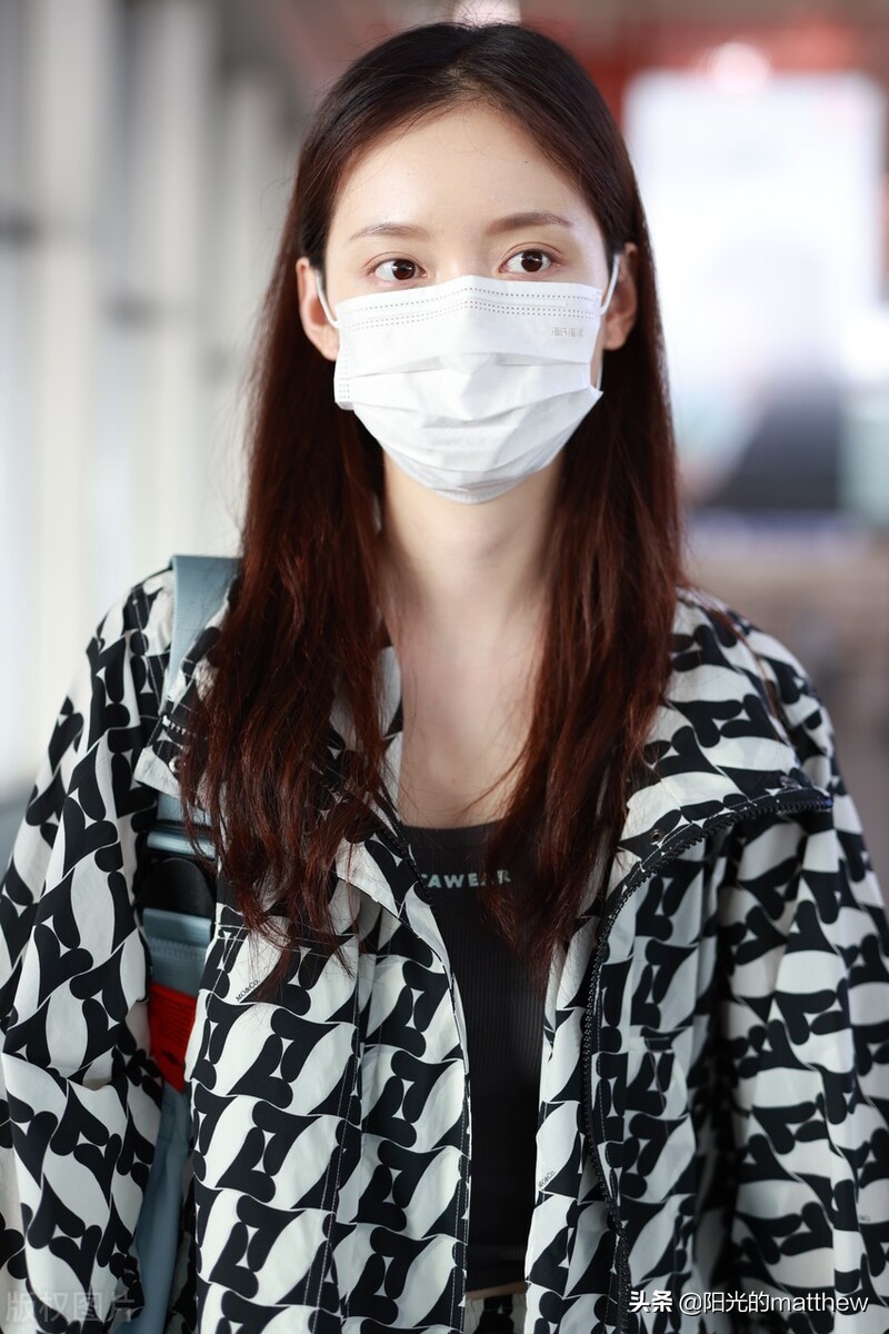 街拍：孙伊涵几何印花外套+运动鞋+白色短袜随性休闲