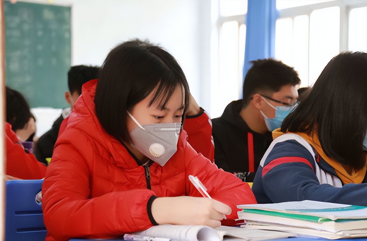 在新高考模式下，学霸想冲击985高校，三大主科需要拿多少分？