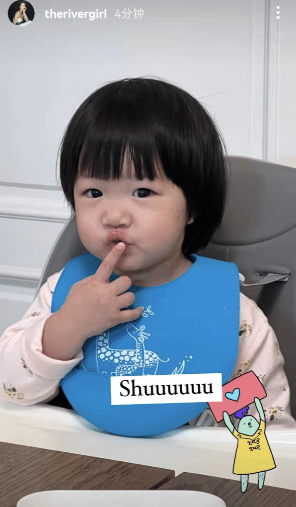 王祖蓝陪妻儿出游，李亚男牵手女儿秀超模身材，姐妹俩呆萌可爱