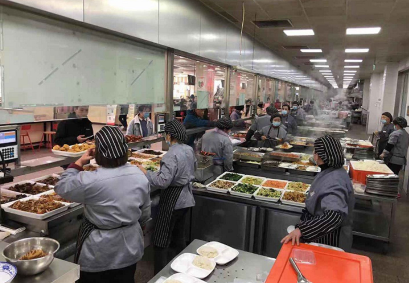 北大食堂出现“站饭文化”，在校生出面解释，难怪韦神喜欢吃馒头