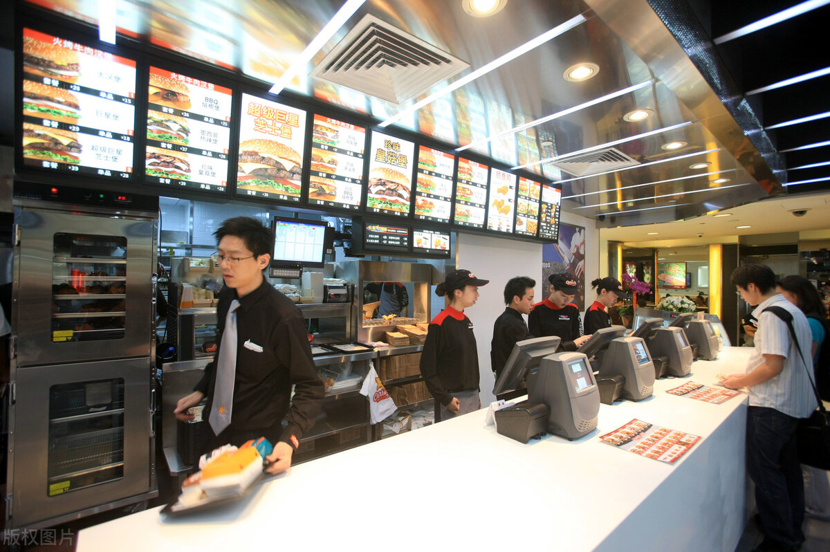 江西老板开汉堡店，利用“一辆玩具车”，一年盈利180万