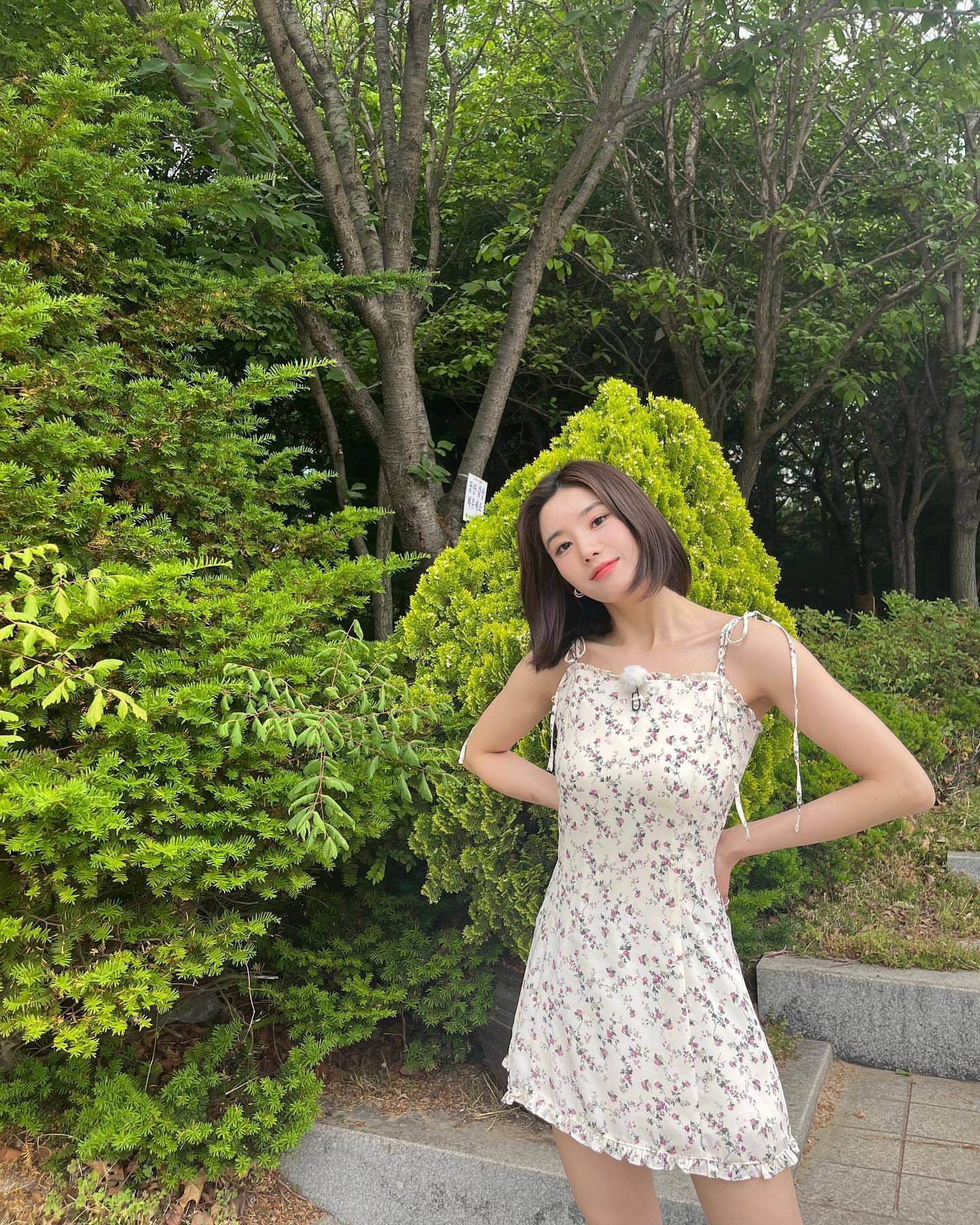 27岁韩国女星，权恩妃晒美照，迷你短裙，秀出性感大长腿