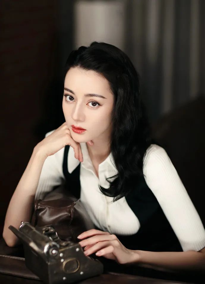 迪丽热巴身穿黑白套装美若天仙!雪肤玉貌魅力不可小觑