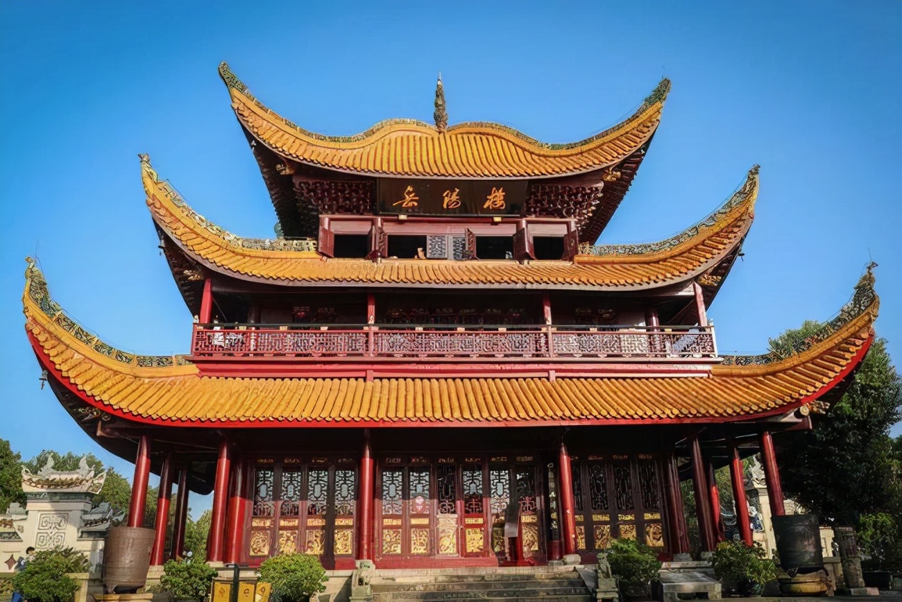 2004年，五旬老汉“易容”，骗财骗色22岁女大学毕业生