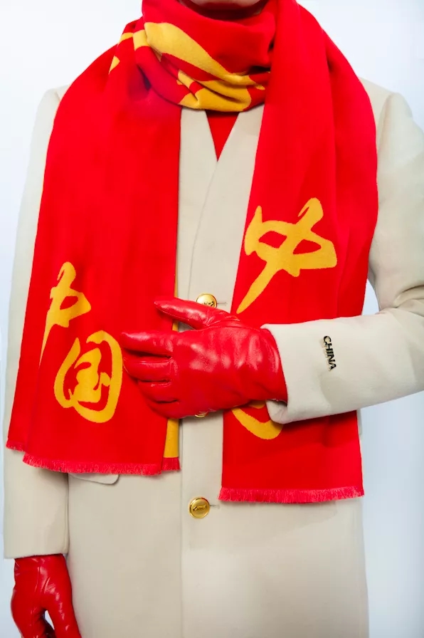 冬奥成羽绒博览会？意大利穿阿玛尼加拿大人气高，中国队大衣独特