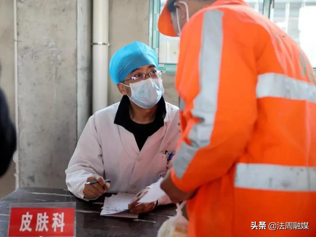 澧县人民医院开展“雷锋家乡学雷锋 关爱守护城市美容师”义诊活动