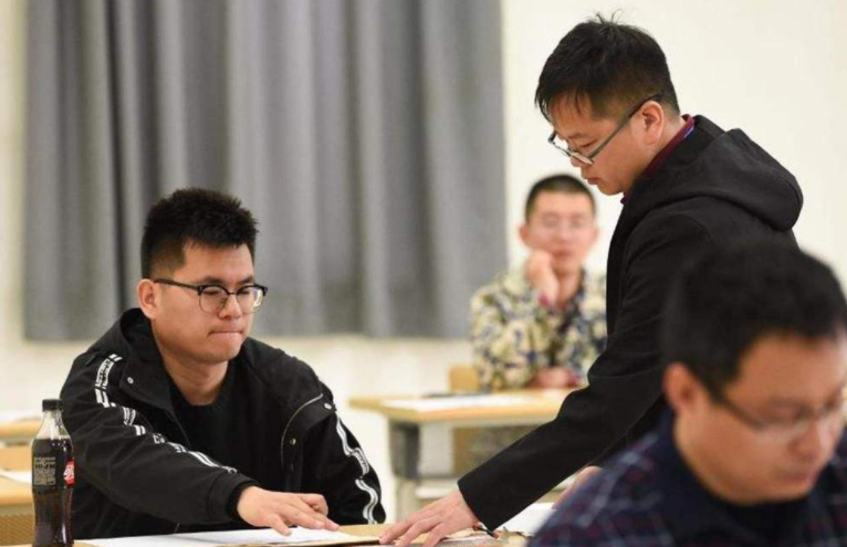 研究生导师谈考研现状，直言宁愿要成绩差的应届生，也不要二战生