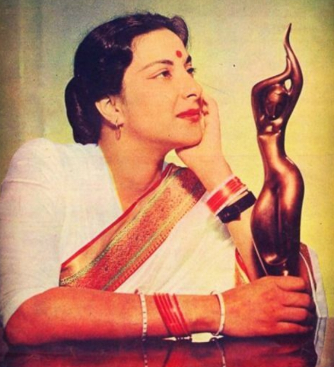 拉兹·卡普尔说过一句名言,"我妻子是我的孩子的母亲,而纳尔吉丝是我