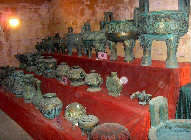 1975年，陕西发现巨型古墓，内有186人陪葬，墓主人是何身份？