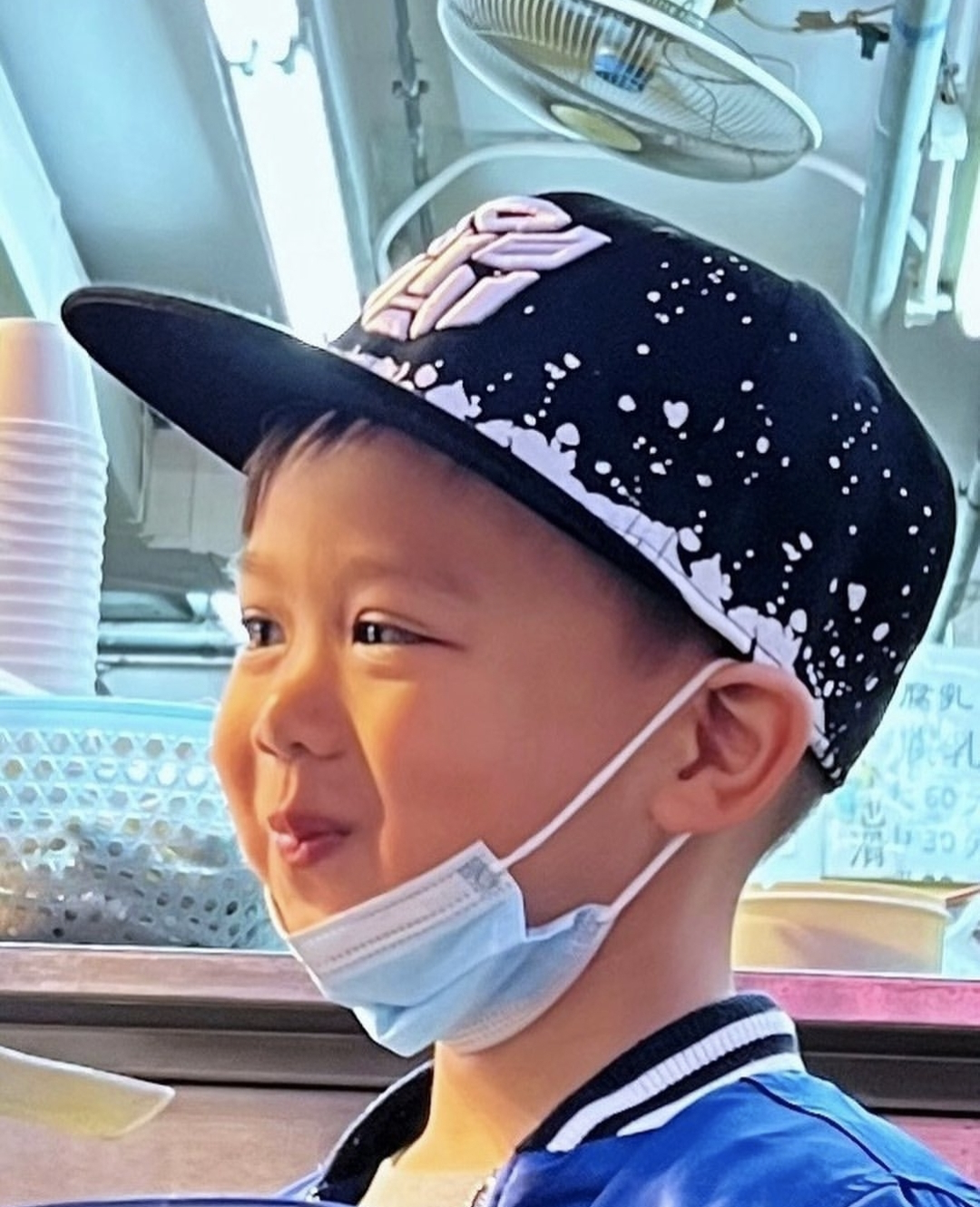 胡杏儿老公带长子吃路边摊，Brendan初尝豆腐花，眼神喜感戏超多